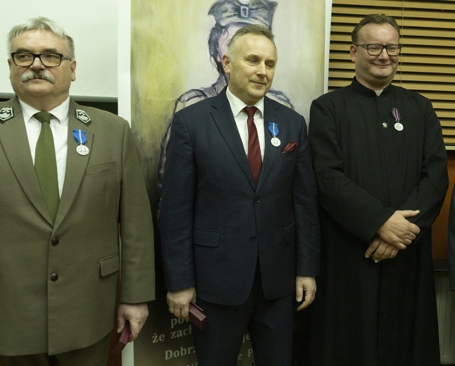 Prezydenckie odznaczenia dla leśnika i działacza społecznego z Czarnego oraz medal "Pro Patria" dla pilskiego salezjanina